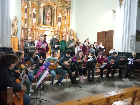 La rondalla actuando en la iglesia de Noguera de Albarracín